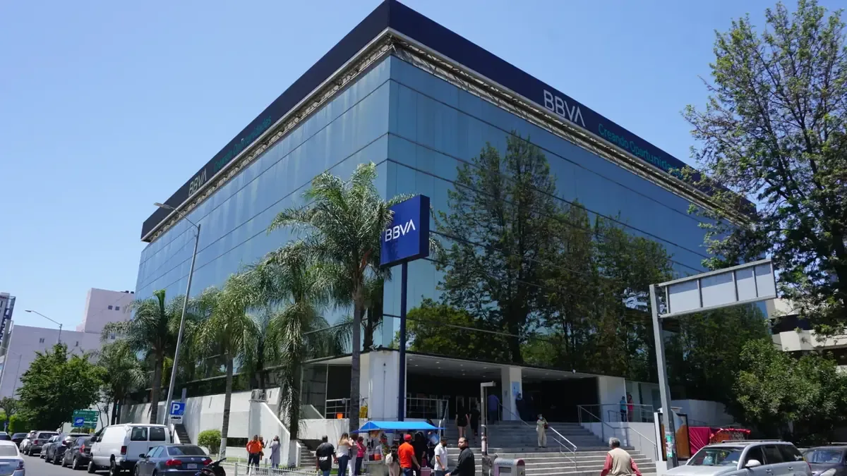 La modificación en el horario busca mejorar la atención a los clientes en sucursales de BBVA.