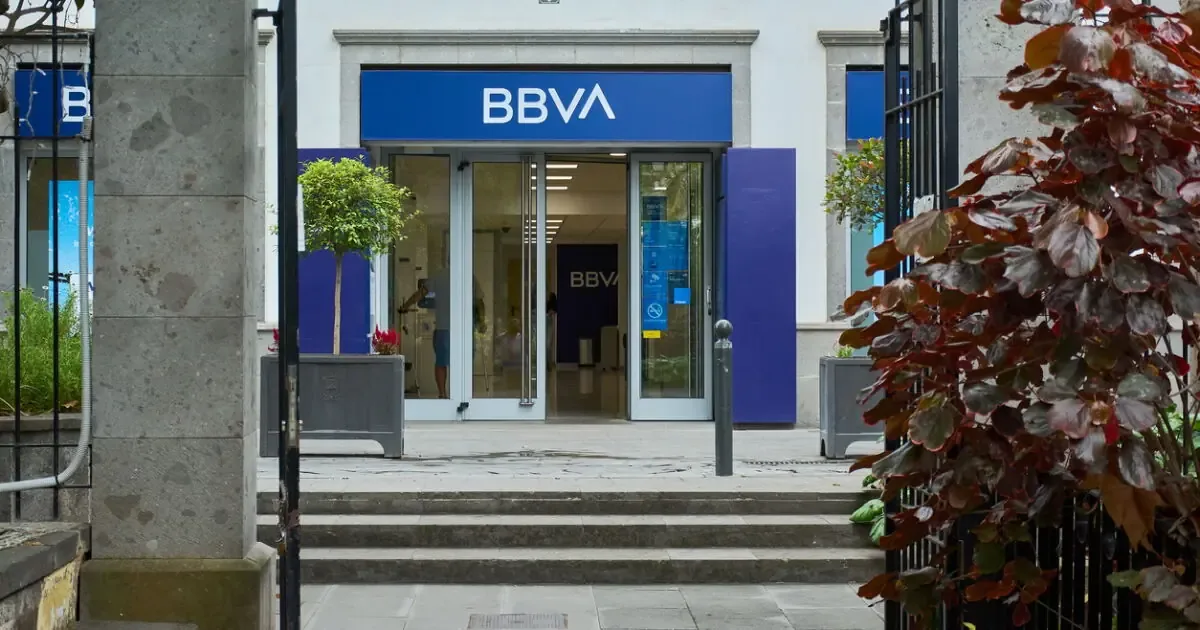 La modificación busca adaptarse al incremento de operaciones digitales y se asemeja al de otros bancos.