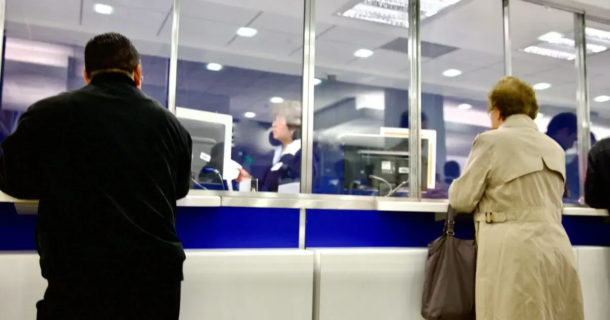 La disminución de sucursales refleja el cambio hacia la banca digital, aunque aún se requiere atención presencial.