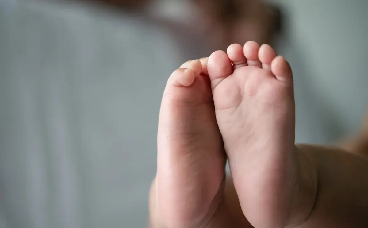 Liam presentaba diarrea y vómito; su madre lo llevó al médico para recibir atención.
