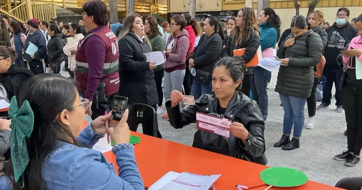 Los beneficiarios de la Beca Rita Cetina reciben apoyo económico crucial para un nuevo ciclo escolar.