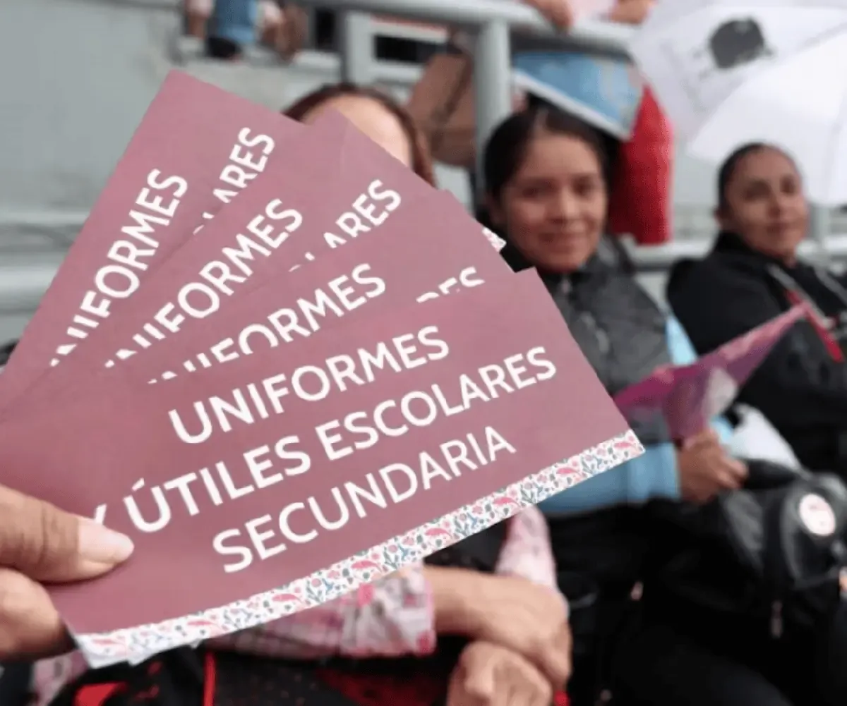 El gobierno federal inicia la entrega de 2 mil 500 pesos para estudiantes de educación básica en México para útiles y uniformes escolares.