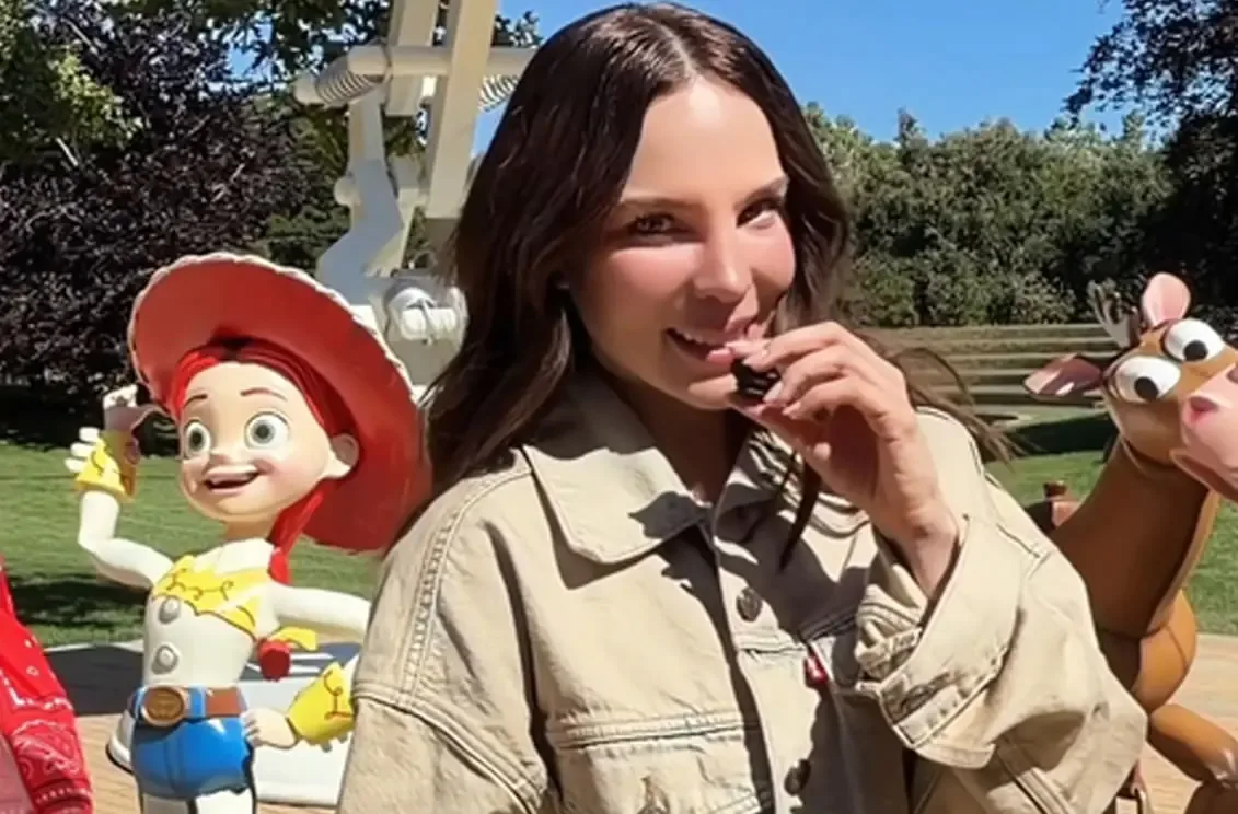 La cantante anunció su participación como Lilypad en la próxima película de Pixar, generando gran expectativa.