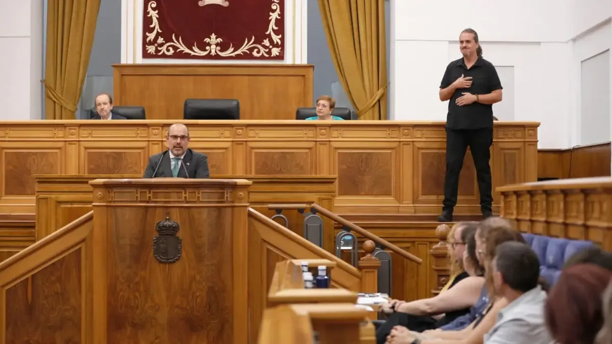 El presidente de las Cortes de Castilla-La Mancha aboga por un apoyo inclusivo en momentos de exclusión social.