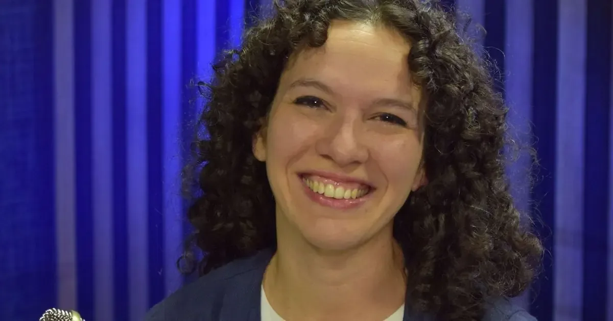 La violinista Belén Arriola publica un libro sobre la música chamamecera, explorando su historia y conexiones culturales.