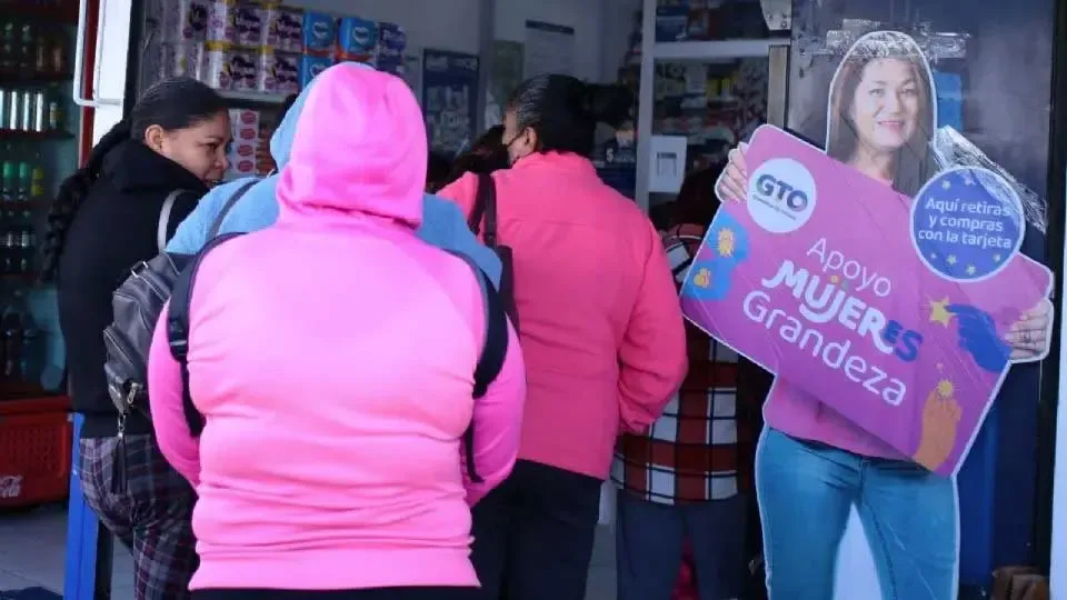 Beneficiarias de la Tarjeta Rosa deben prepararse para cambios en el sistema.