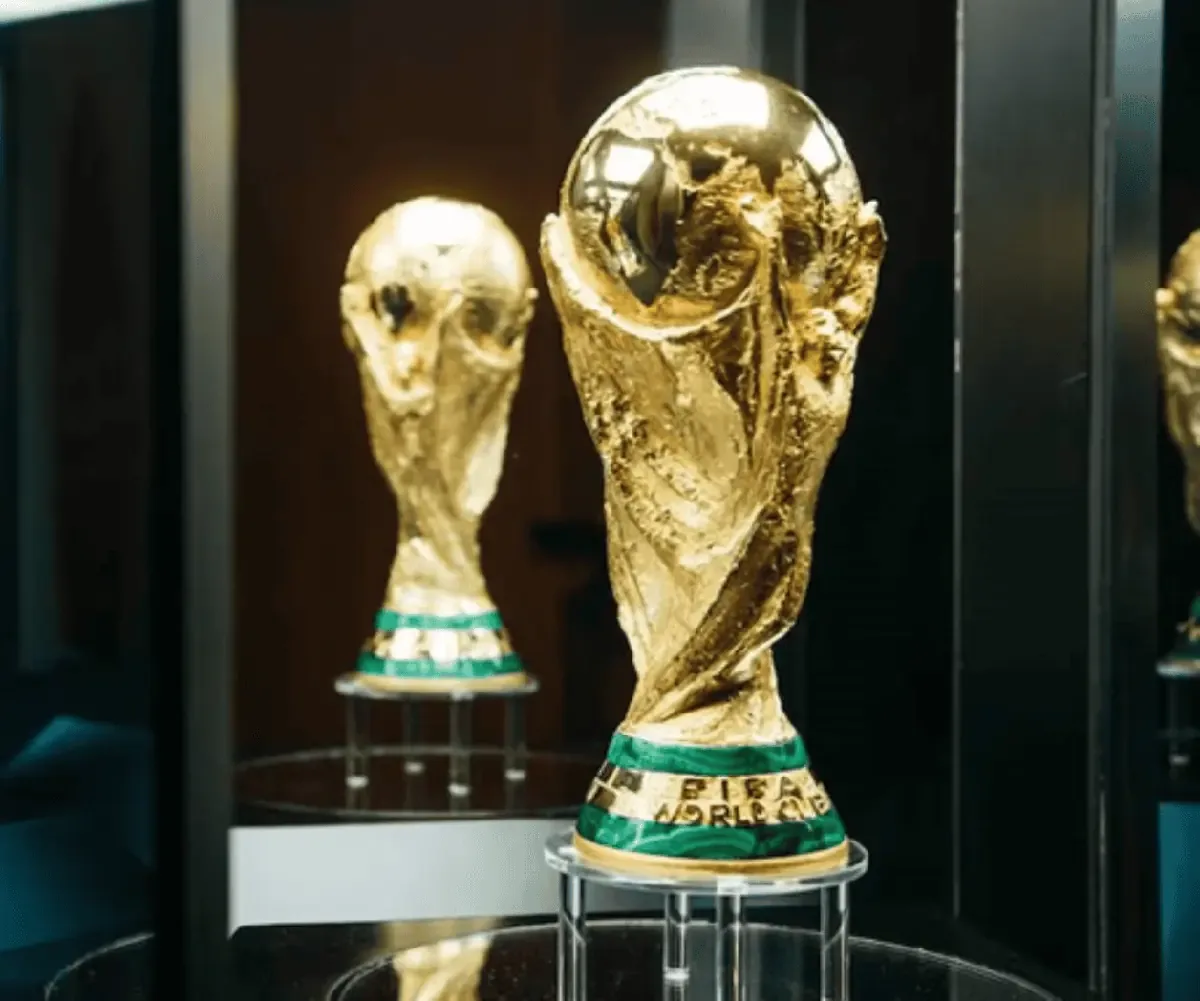 La réplica del trofeo fue subastada por Benjamin Mendy, campeón mundial con Francia en 2018.