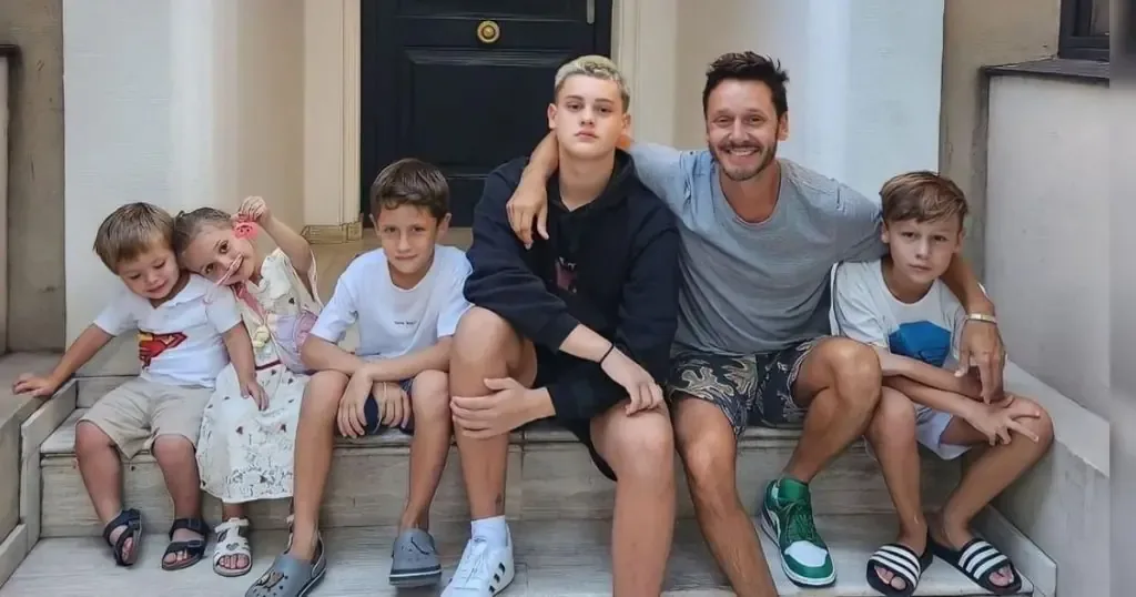 El actor celebra su paternidad en redes sociales con reflexiones y agradecimientos profundos.