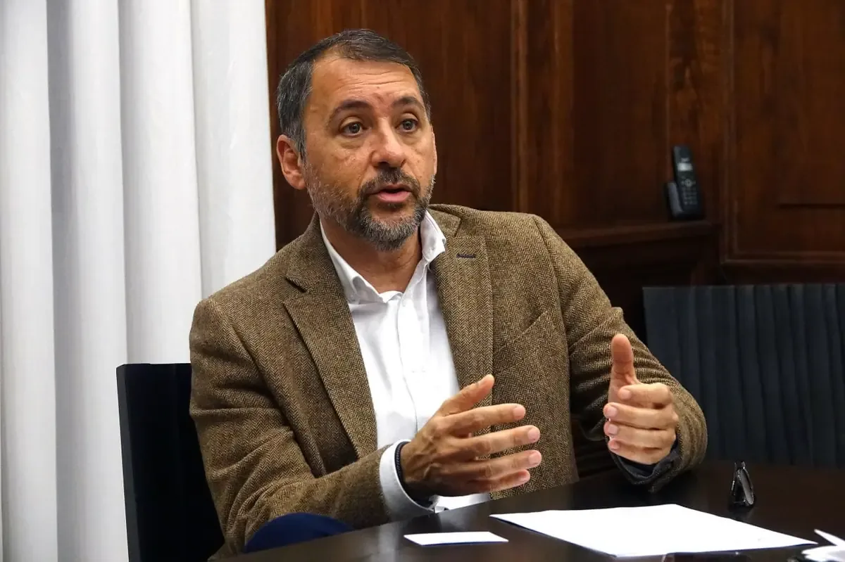 El alcalde de Santa Cruz de Tenerife aprovecha la precampaña electoral para cuestionar las promesas del gobierno.