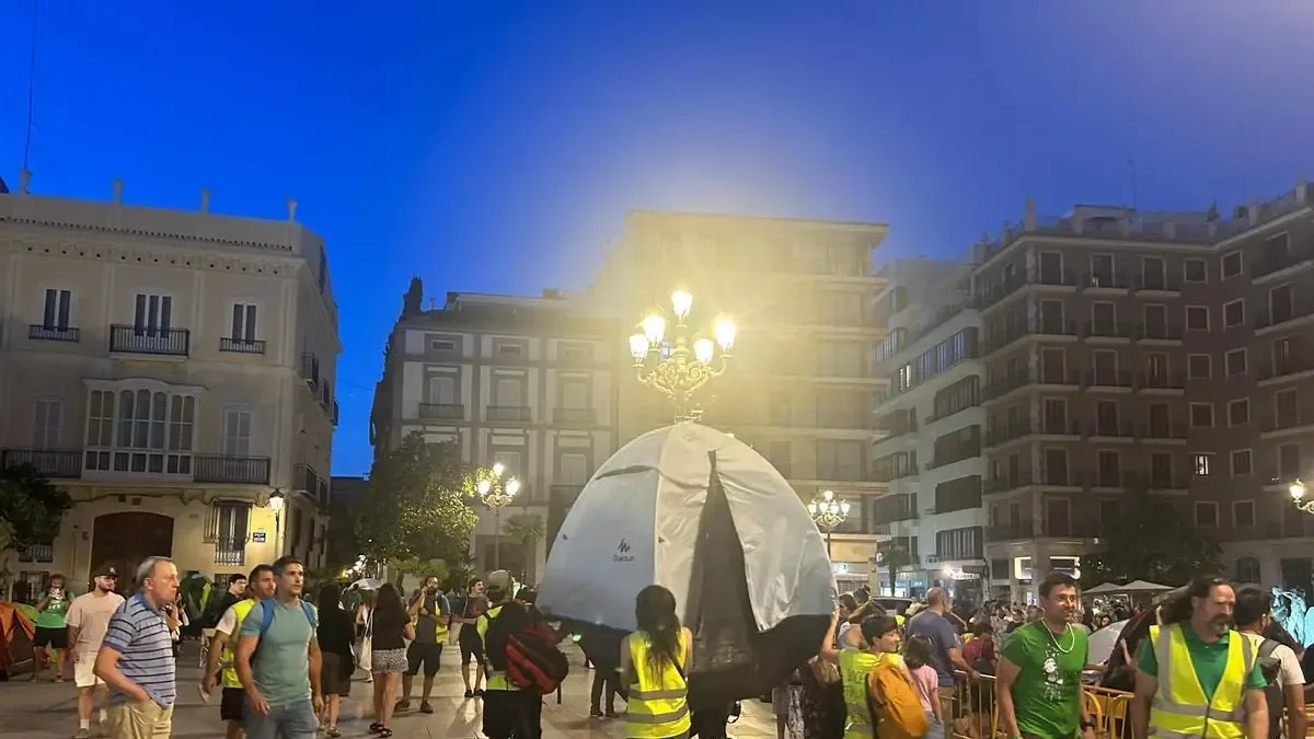 La delegada del Gobierno defiende el diálogo y critica a la alcaldesa por su falta de acción.