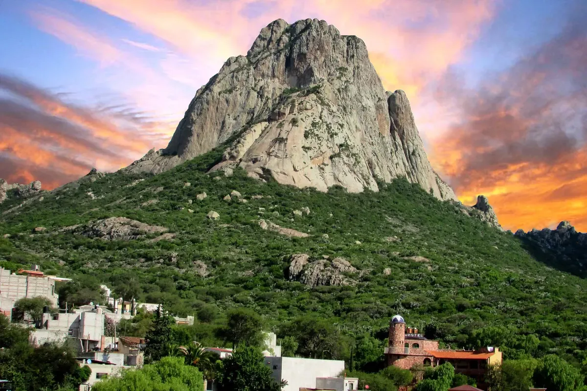Las vacaciones de verano traerán una importante derrama económica para Bernal, destacando su crecimiento como destino turístico familiar.