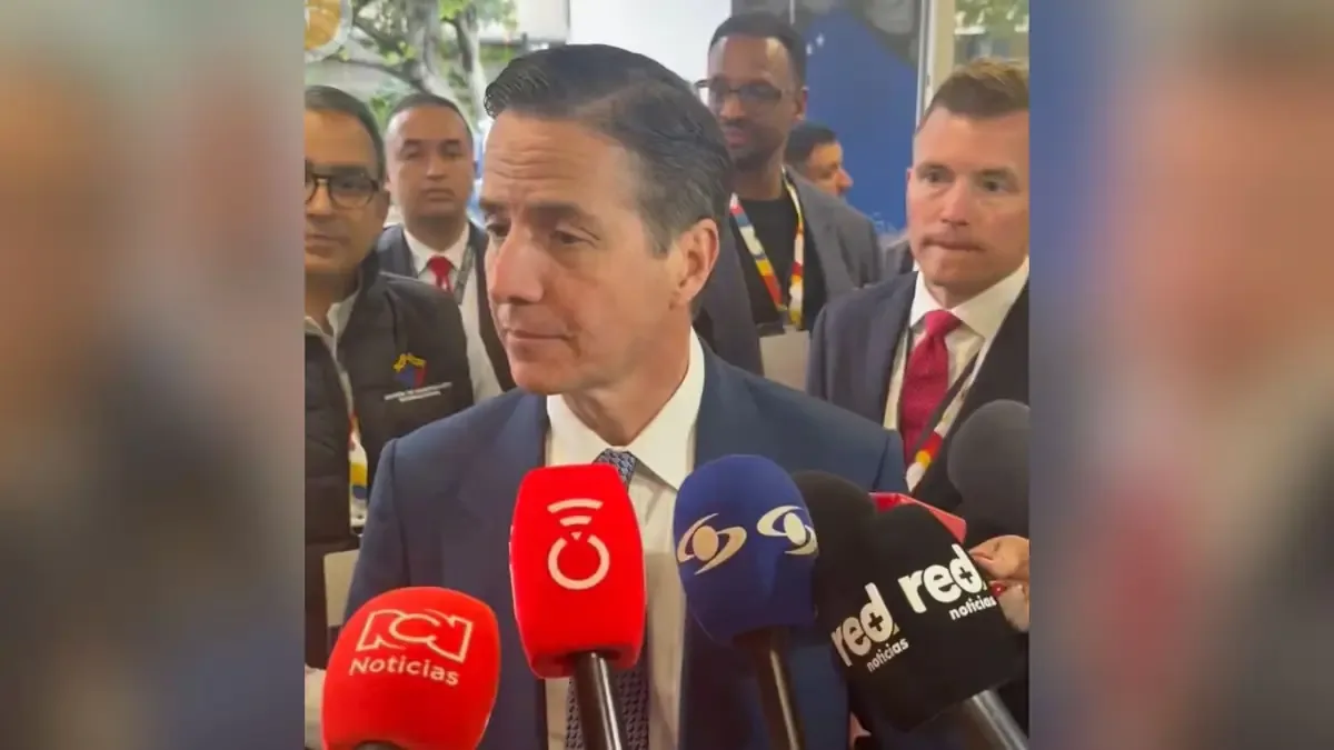 El legislador destaca la importancia de la soberanía y democracia colombiana en las elecciones presidenciales.