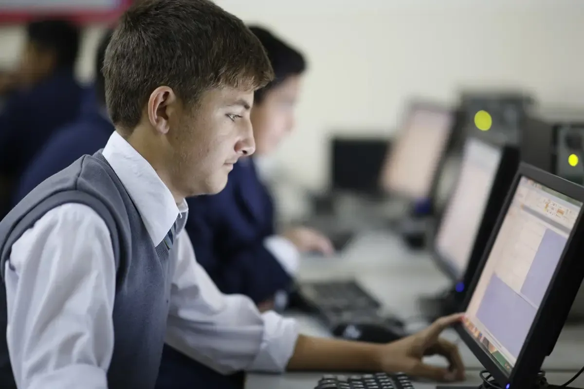 La entrega de equipos busca mejorar el acceso a la educación y aliviar la carga económica de las familias.