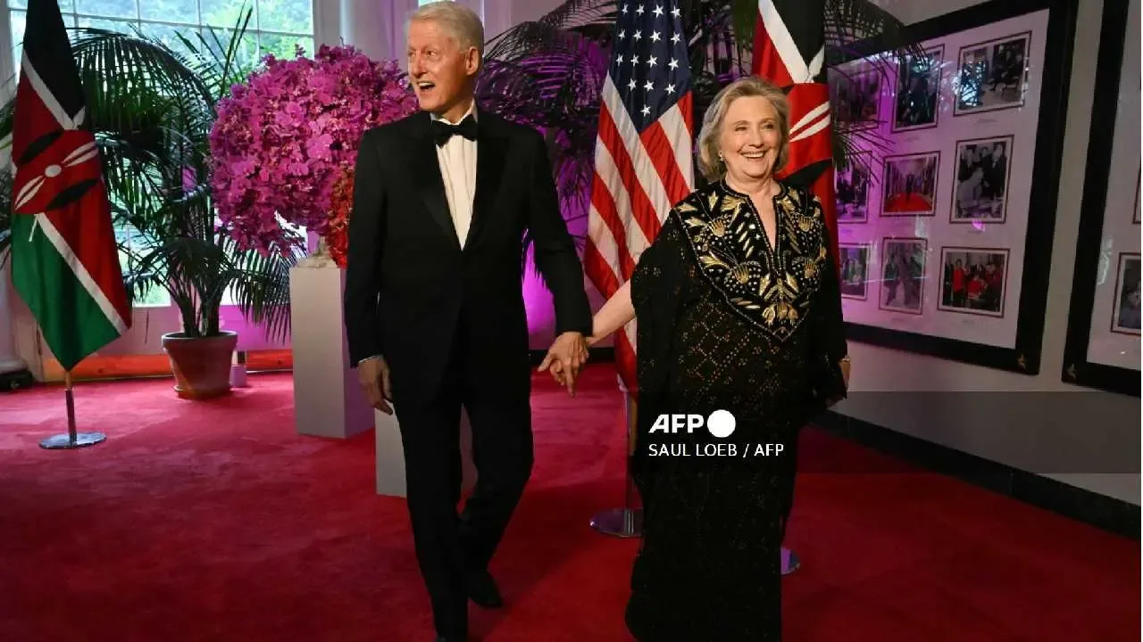 Bill y Hillary Clinton durante su comparecencia ante el Congreso de EE. UU.
