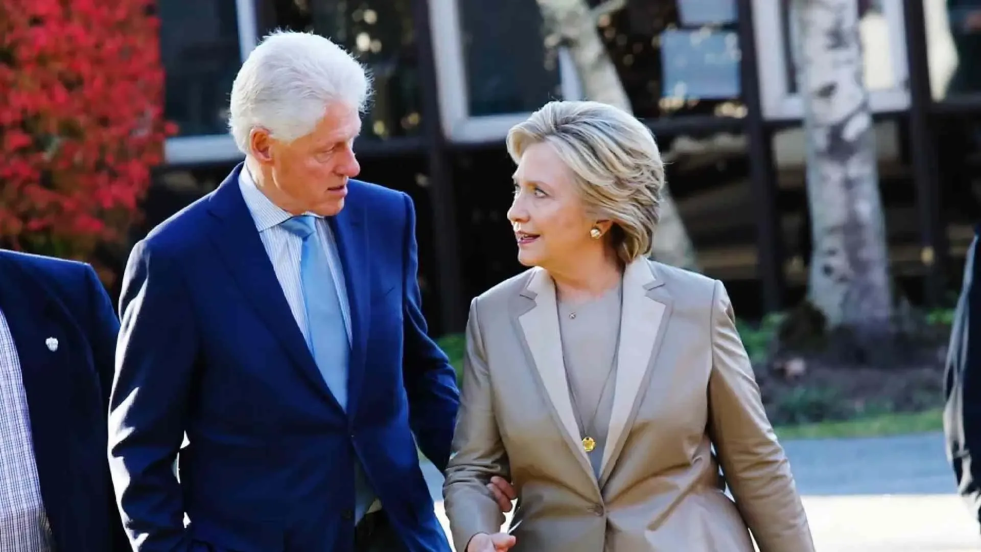 "Bill y Hillary Clinton durante un evento previo, testificarán sobre Epstein."