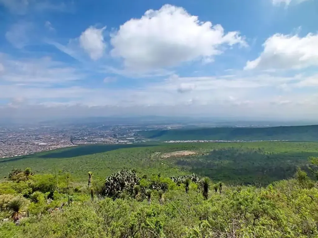 El alcalde se compromete a proteger Cerro Colorado tras protestas.