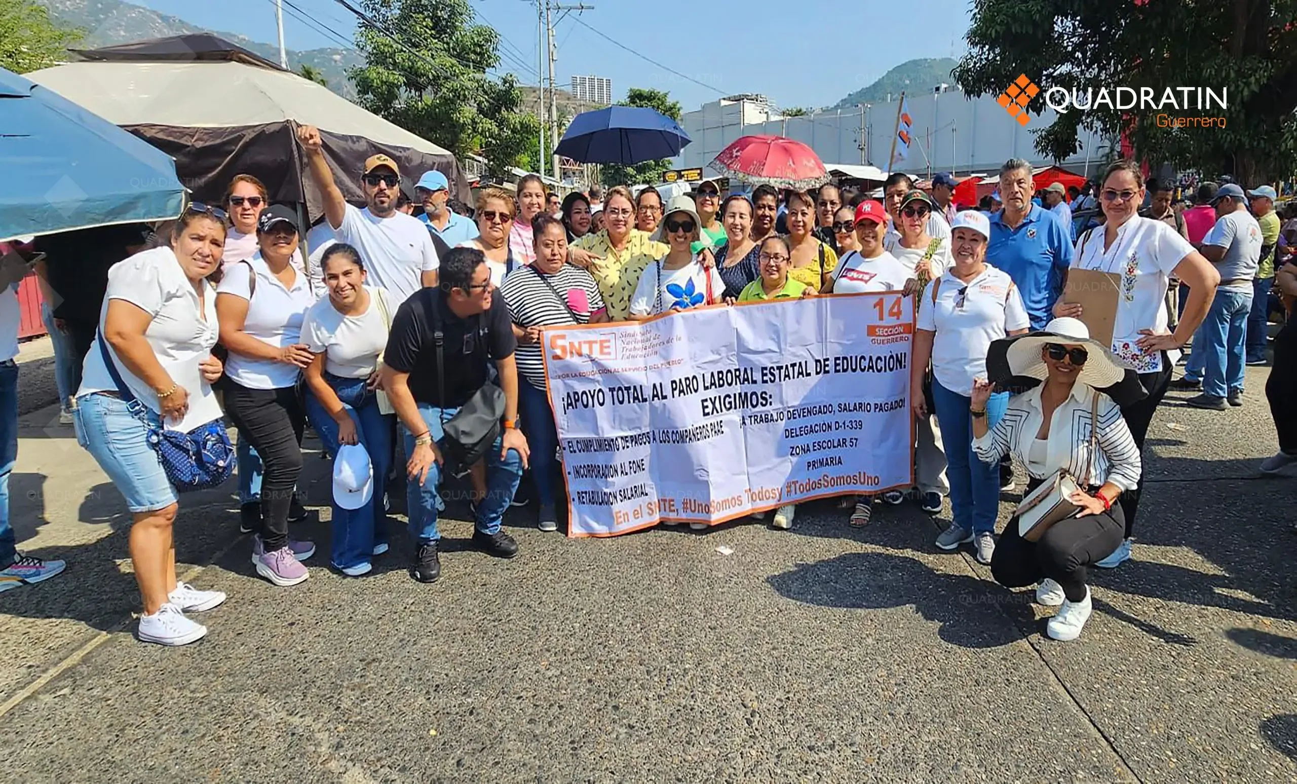 Bloqueo de las oficinas de la SEG en Acapulco por trabajadores de la educación.