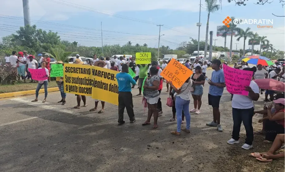 Bloqueo en el bulevar de Las Naciones afecta a turistas en Acapulco.