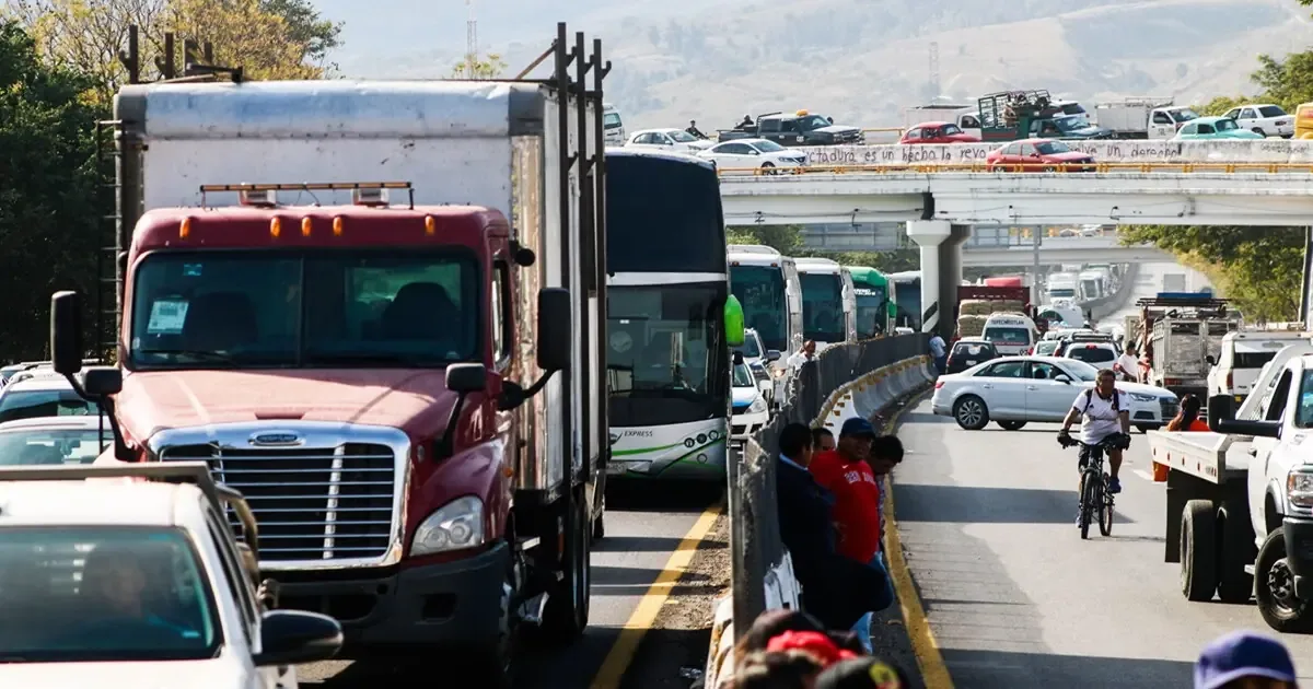 Manifestantes bloquean circulación en la Autopista Cuernavaca-Acapulco, generando desvíos viales y afectaciones en otras carreteras.