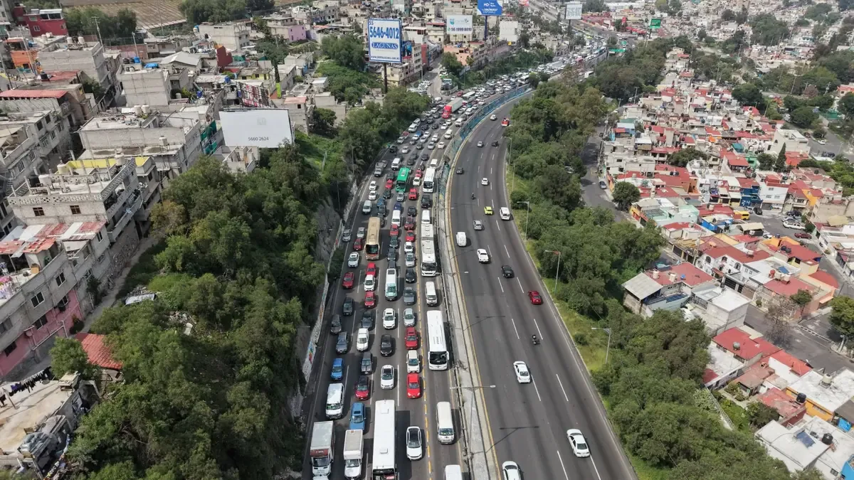 La protesta afecta el tráfico de la autopista y otras vías importantes del Estado de México.