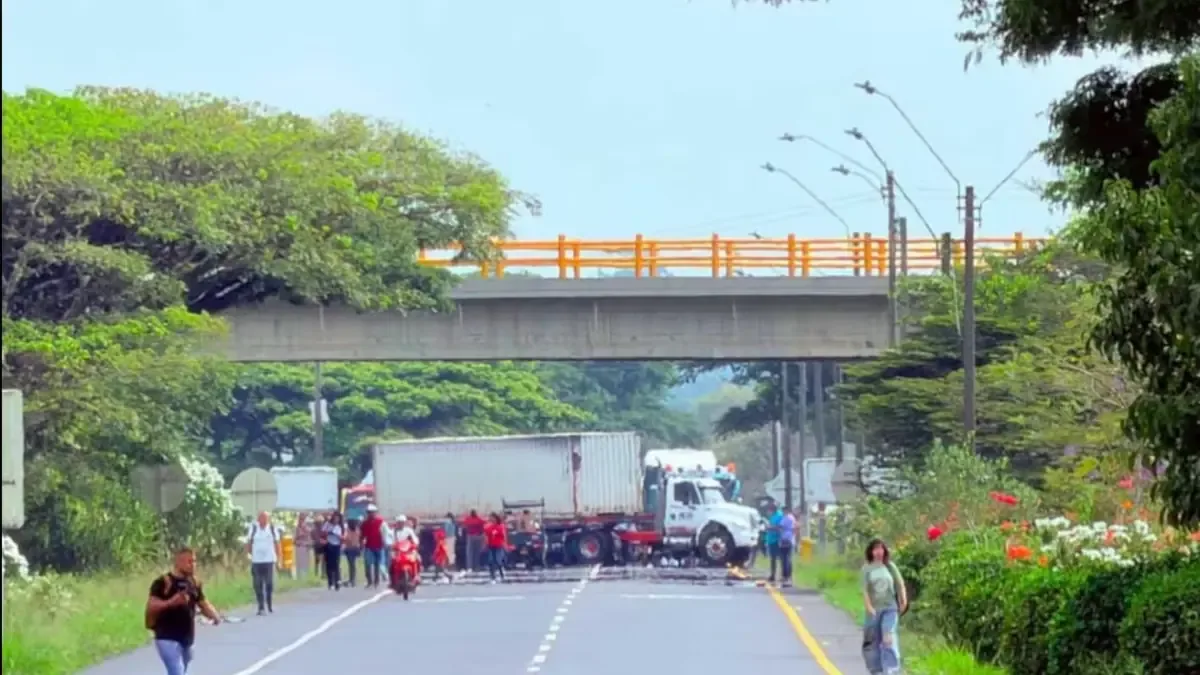 Habitantes de Santander de Quilichao protestan por deficiencias en el suministro de energía que afectan sus comunidades.