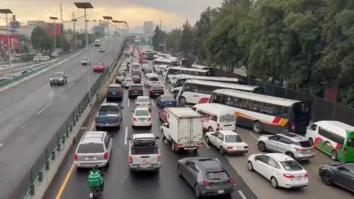 Transportistas bloquean Periférico Norte; demandan solución a extorsiones.