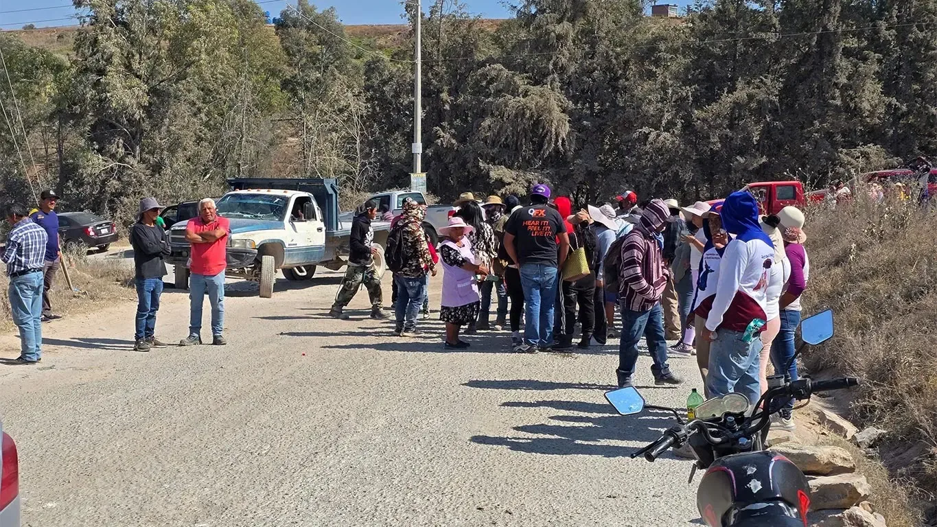 "Bloqueo en Puebla por la recolección de basura en Chiltepeque."