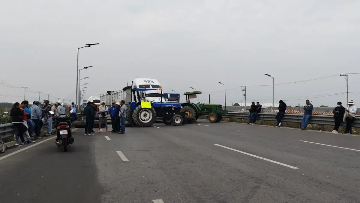 Comunidades exigen solución a conflicto territorial que interrumpe el tráfico vial.