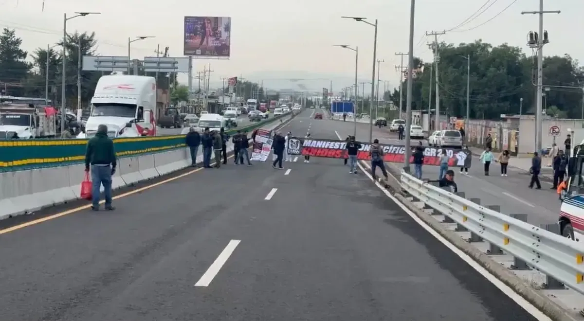 La protesta de trabajadores del IMSS en Tecámac afecta la circulación y el servicio de transporte público.