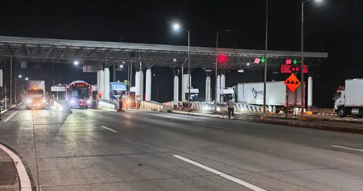 Varios tramos en México presentan bloqueos y reducciones de carriles por accidentes, generando retrasos en la circulación.