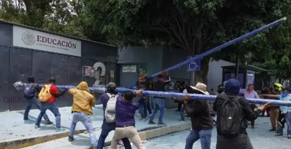 Las protestas de la CNTE generan crisis económicas en diversas regiones, afectando a pequeños negocios y servicios turísticos.