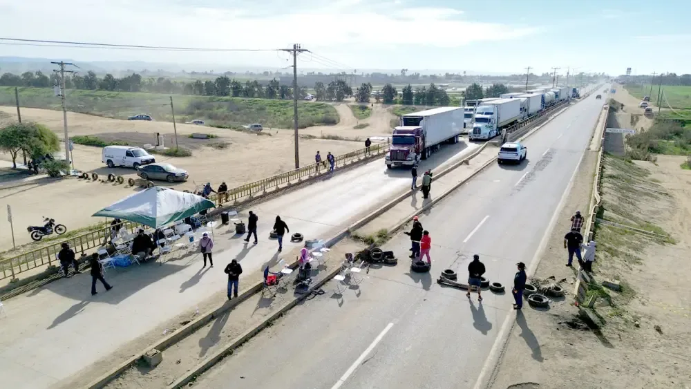 Bloqueos en San Quintín muestran la inconformidad ciudadana ante la alcaldesa.
