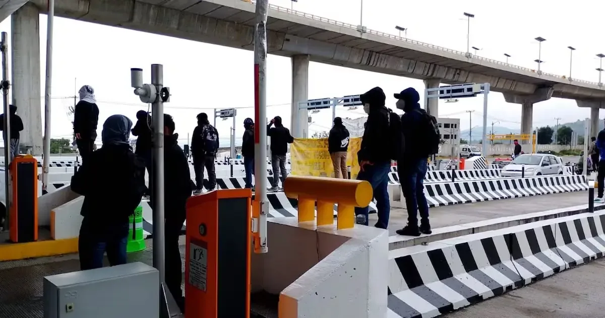 Las condiciones climáticas y manifestaciones generan congestión en rutas importantes.