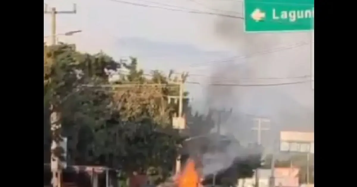 Bloqueos y quema de vehículos marcan una jornada violenta en Jalisco, activándose el código rojo para salvaguardar a la población.