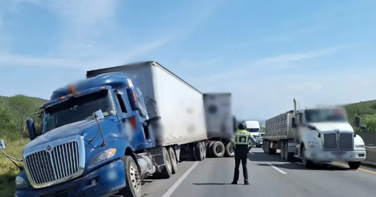 Los cierres y condiciones adversas afectan varios tramos carreteros en México.