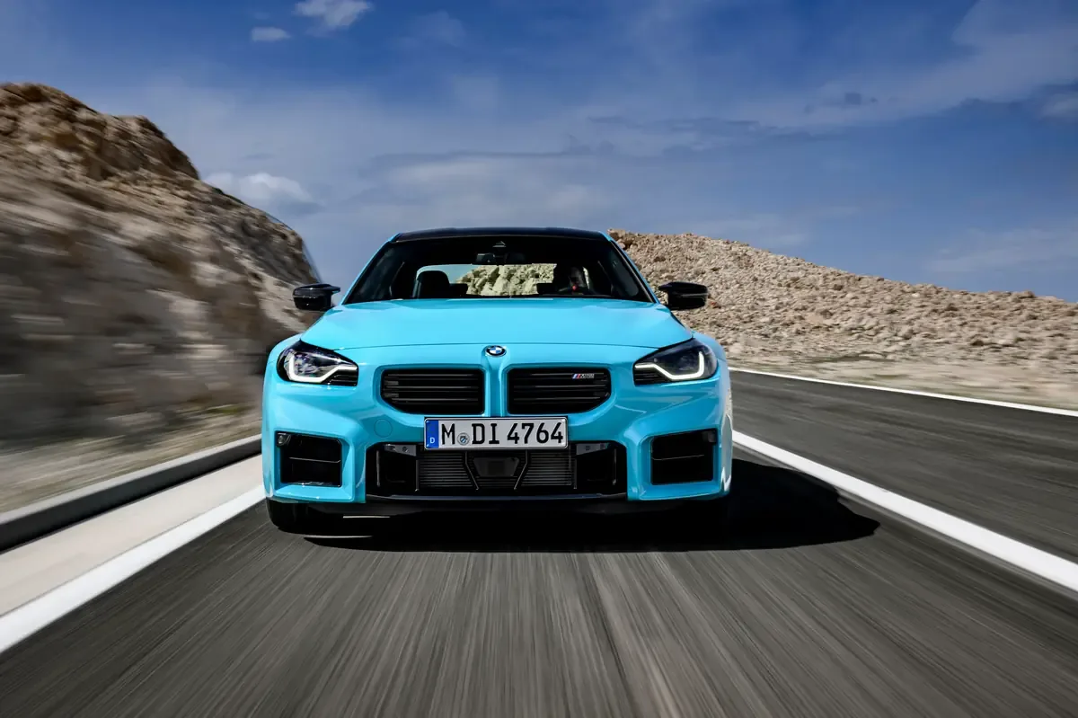La nueva variante del M2 combina velocidad y tecnología de tracción avanzada.