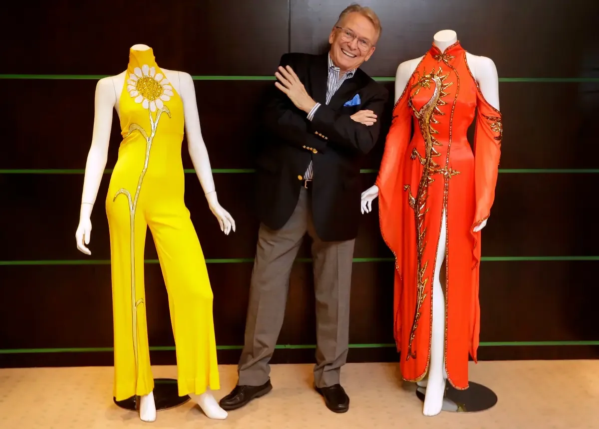 El legado de Bob Mackie, famoso por sus atrevidos diseños, se siente en la moda de varias generaciones.