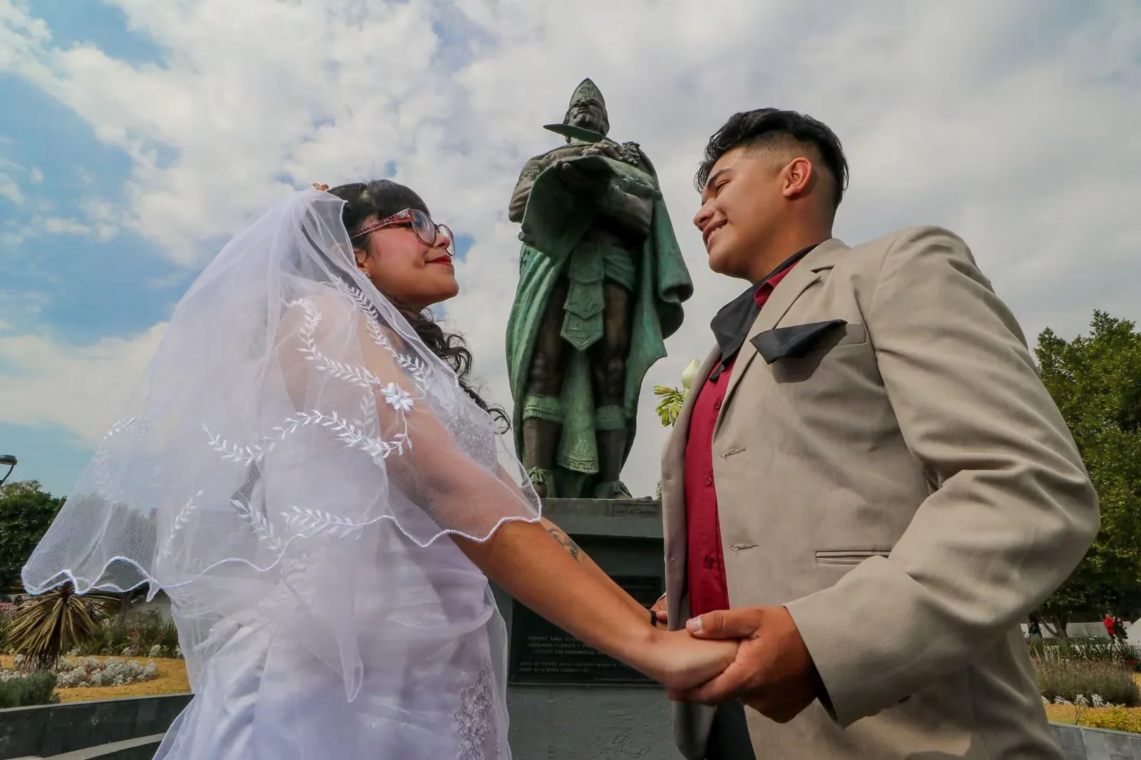 Bodas comunitarias en Nezahualcóyotl celebran el amor y la inclusión social.