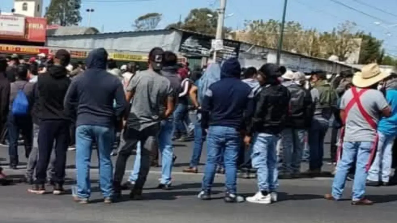 Bodegueros protestan por la barda de la Central de Abasto en Puebla.