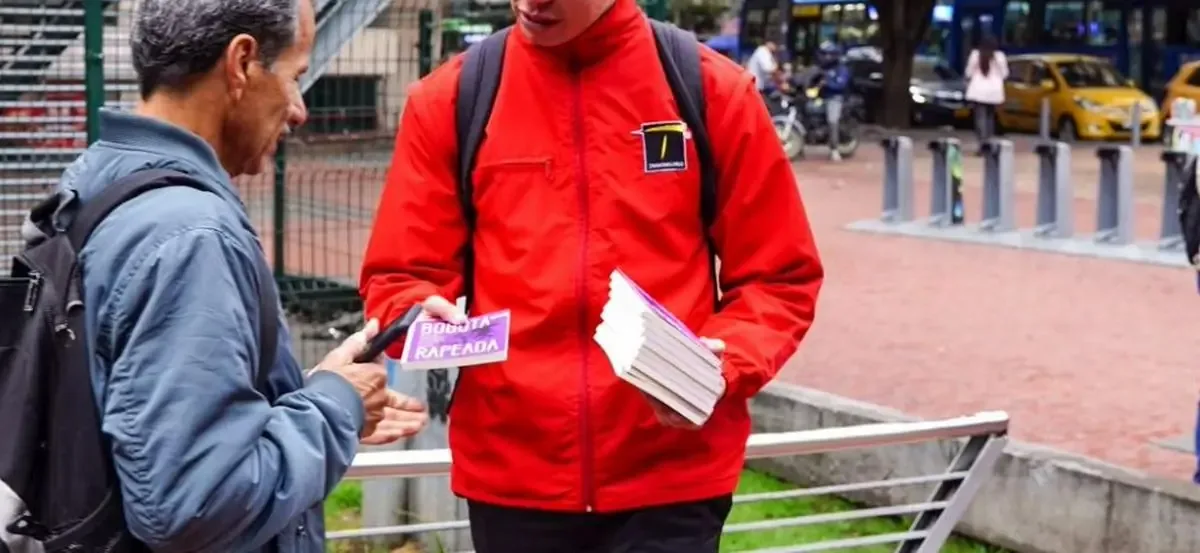 La entrega de libros busca fomentar la lectura entre los usuarios de TransMilenio.