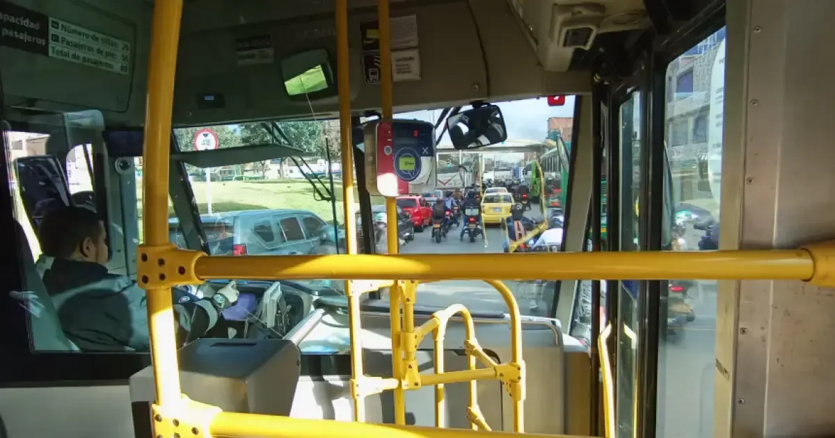 La experiencia de un conductor del SITP revela las interacciones cotidianas con los usuarios y la evolución del transporte en Bogotá.