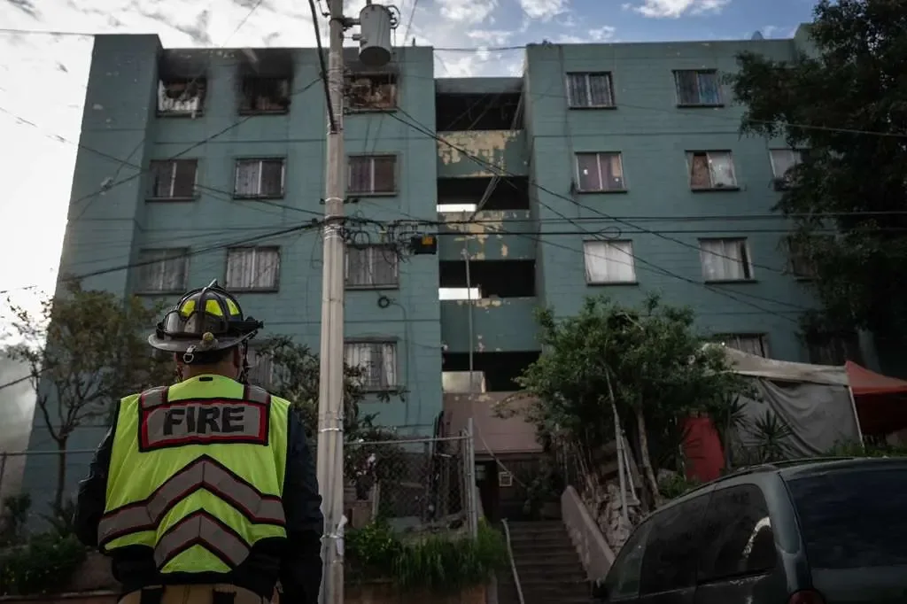 Bomberos asistiendo a la emergencia de incendio en Lomas Verdes.