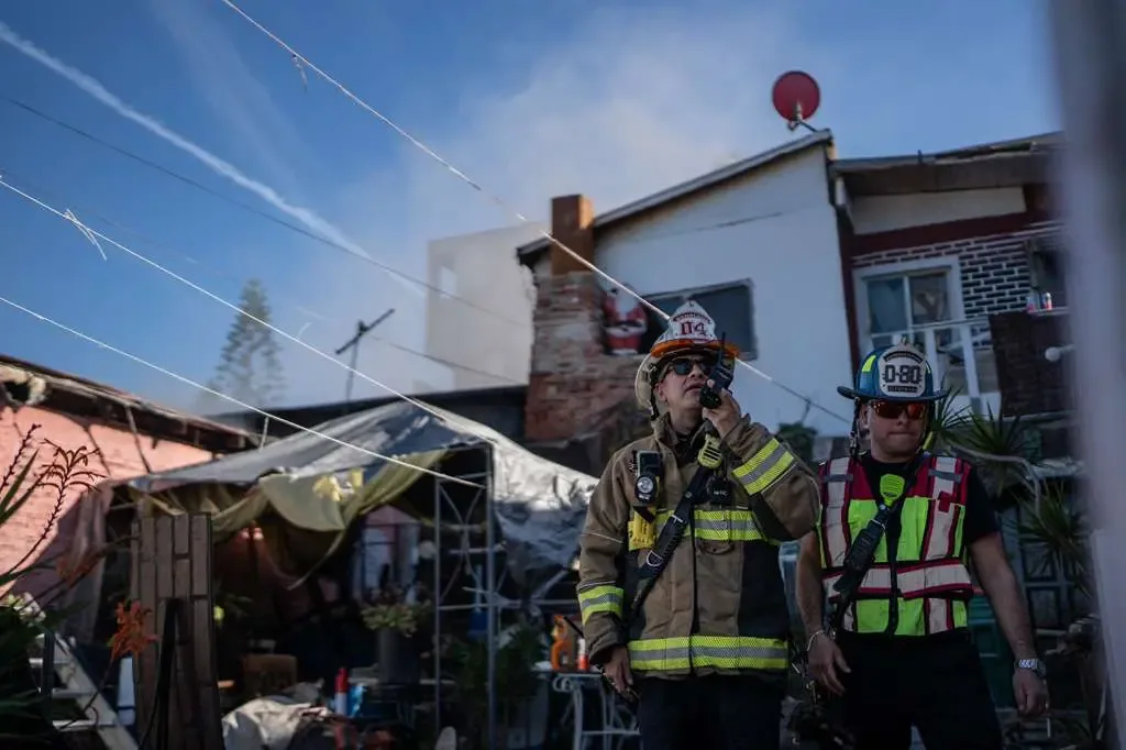 Bomberos atendiendo la emergencia de incendio en la colonia Madero.