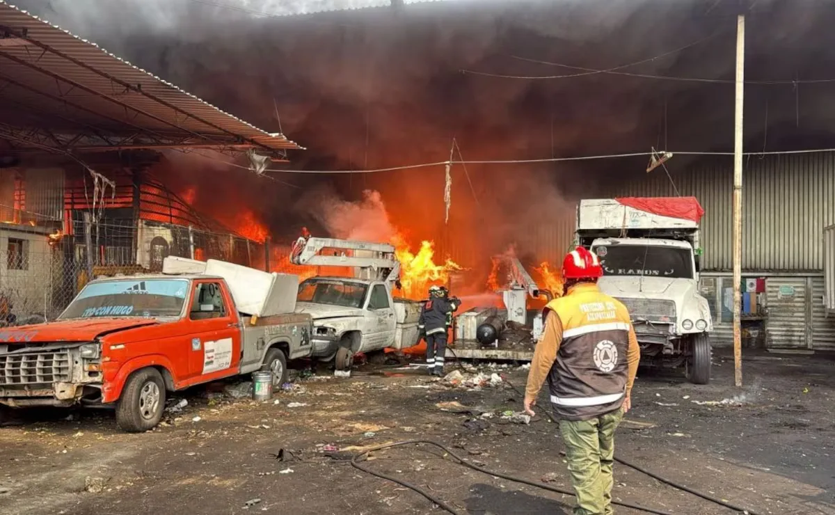Bomberos combaten el incendio de un camión recolector en Azcapotzalco.