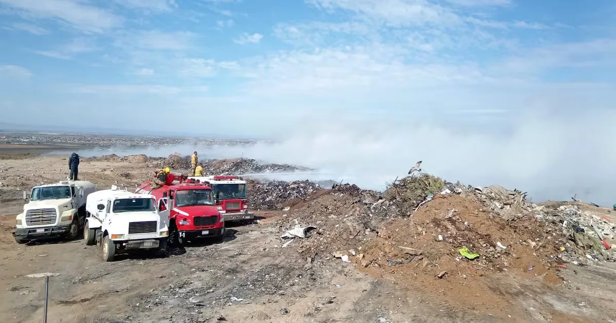 Bomberos combaten el incendio en el basurero de Lázaro Cárdenas, San Quintín.