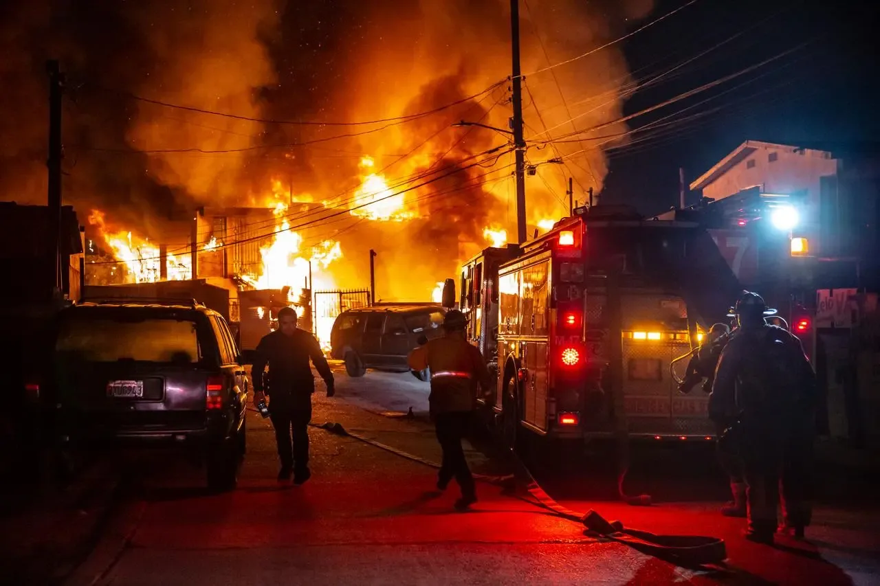 "Bomberos combaten un incendio en una vivienda de la colonia Defensores de Baja California."