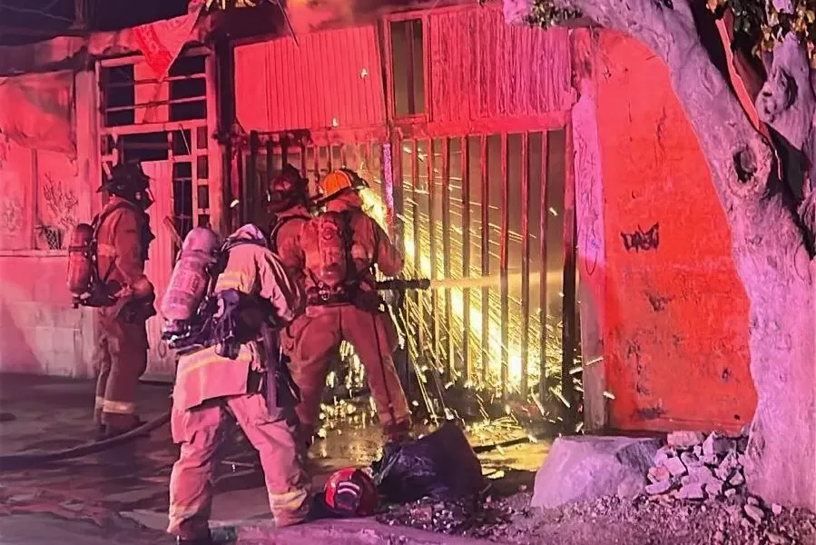 Bomberos combaten un incendio en una vivienda deshabitada en Querétaro.