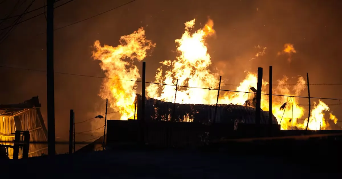 Bomberos combatiendo el incendio en una fábrica de tarimas en Tijuana.