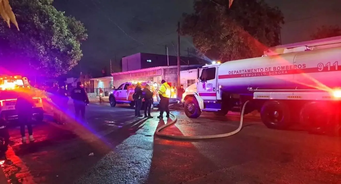 Bomberos combatiendo el incendio en una vivienda en Hermosillo.