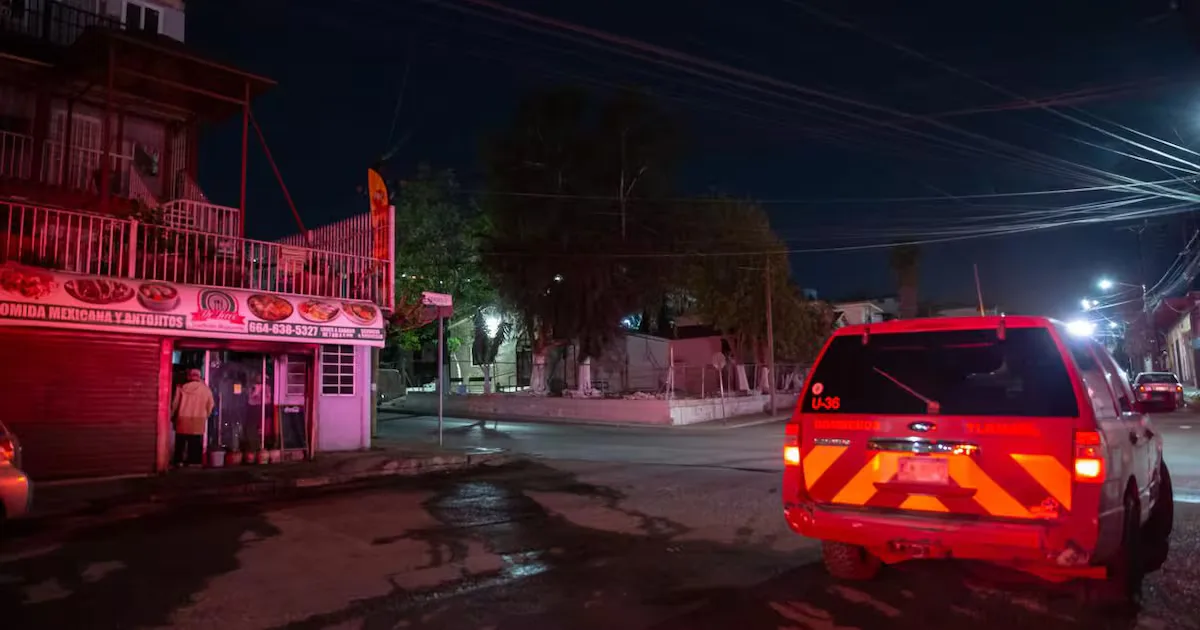 Bomberos controlan el incendio en el restaurante de Tijuana.